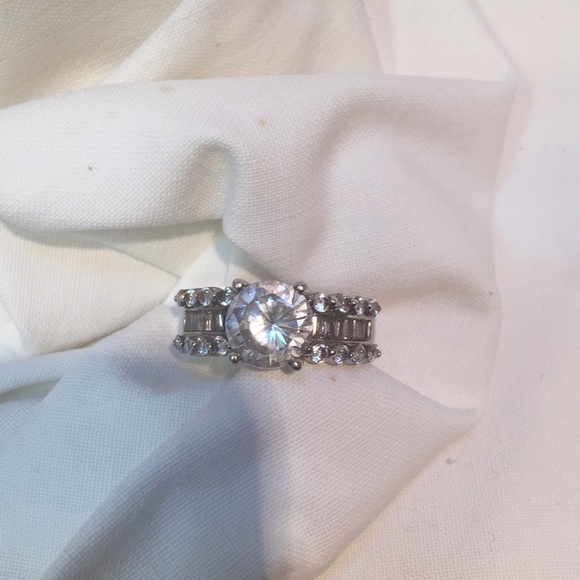 Silver Zirconia Ring - Picture 3 of 6